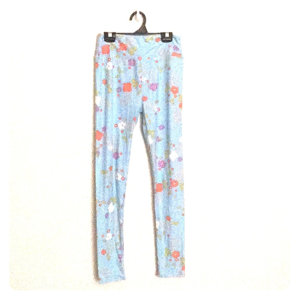 ⭐️ DONATING SOON LulaRoe Pastel Blue wFlower Print OS Leggings NWOT